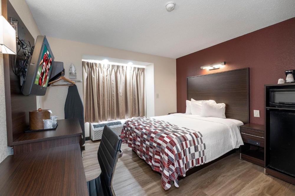 Deluxe Queen Room with One Queen Bed Non-Smoking interior